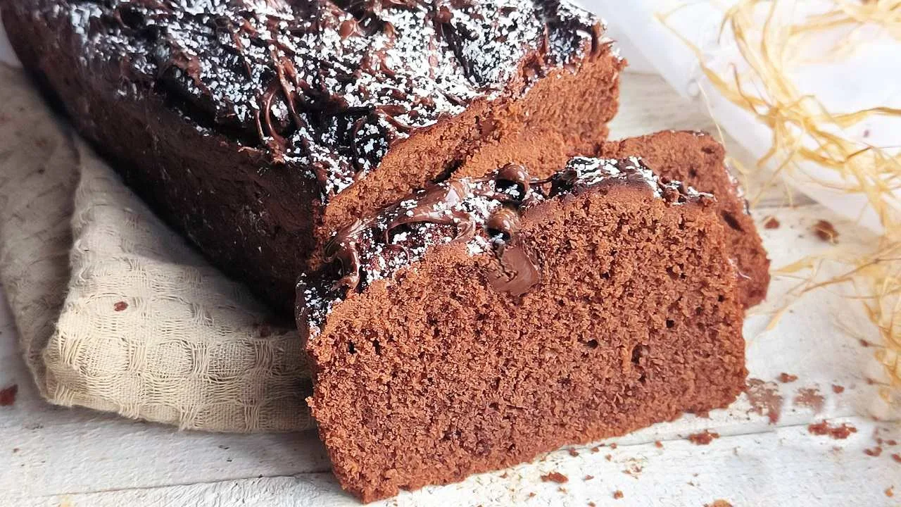 plumcake al cioccolato soffice con yogurt greco fatto in casa a fette su piatto