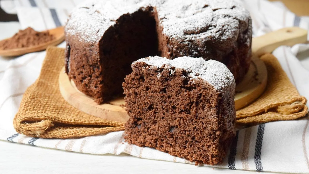 torta cacao e ricotta soffice fatta in casa a fette con interno morbido e umido
